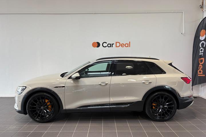 Beige Audi e-tron fra 2021