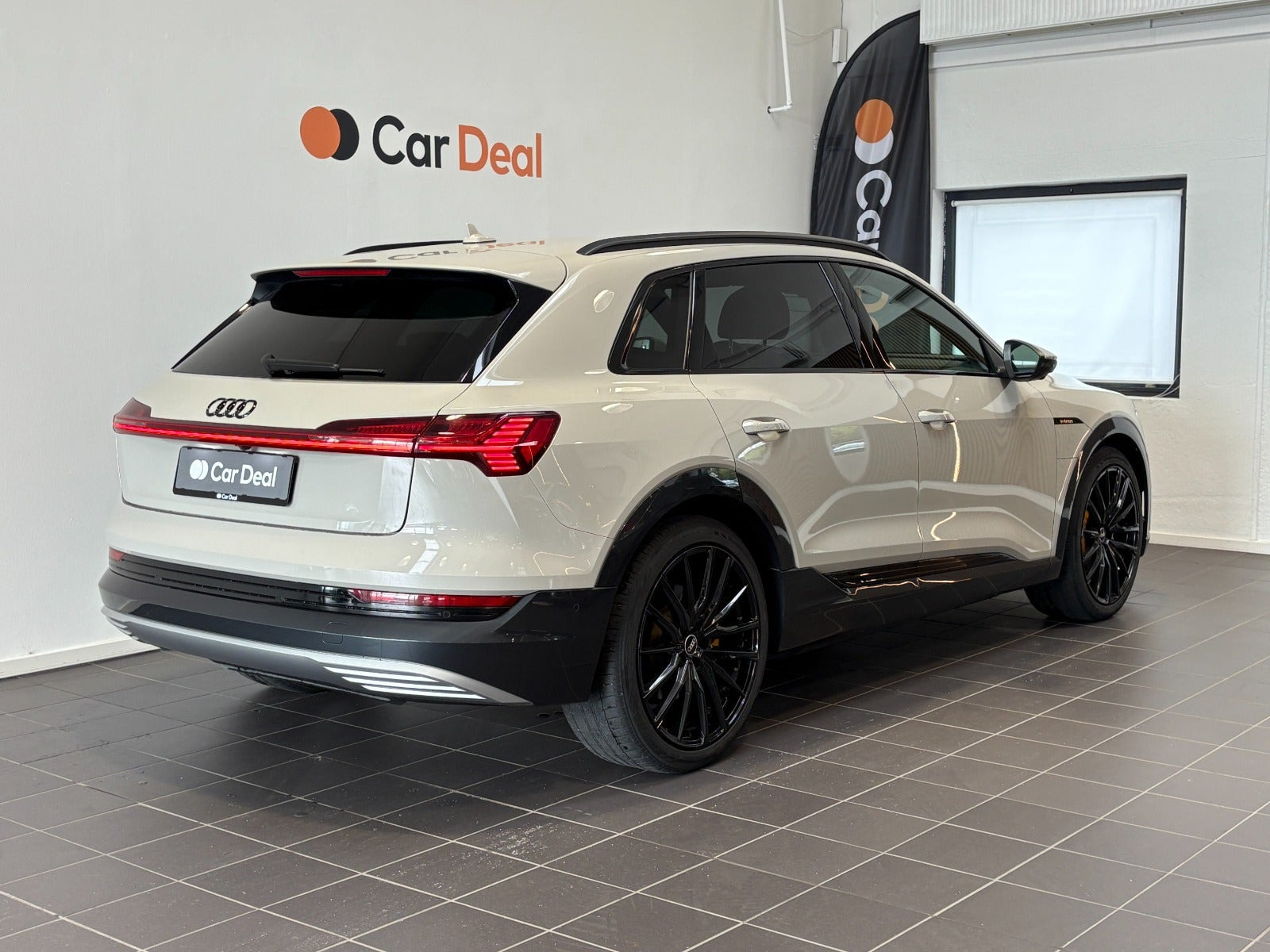 Beige Audi e-tron fra 2021