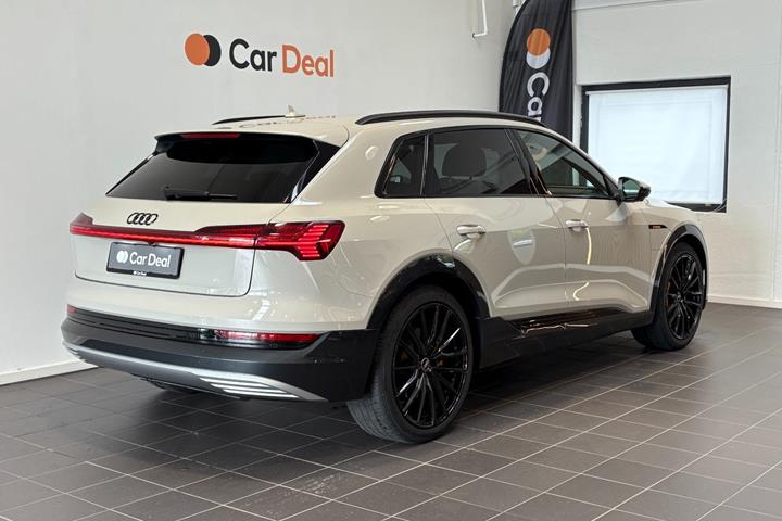 Beige Audi e-tron fra 2021