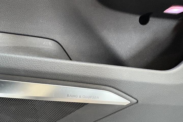 Beige Audi e-tron fra 2021