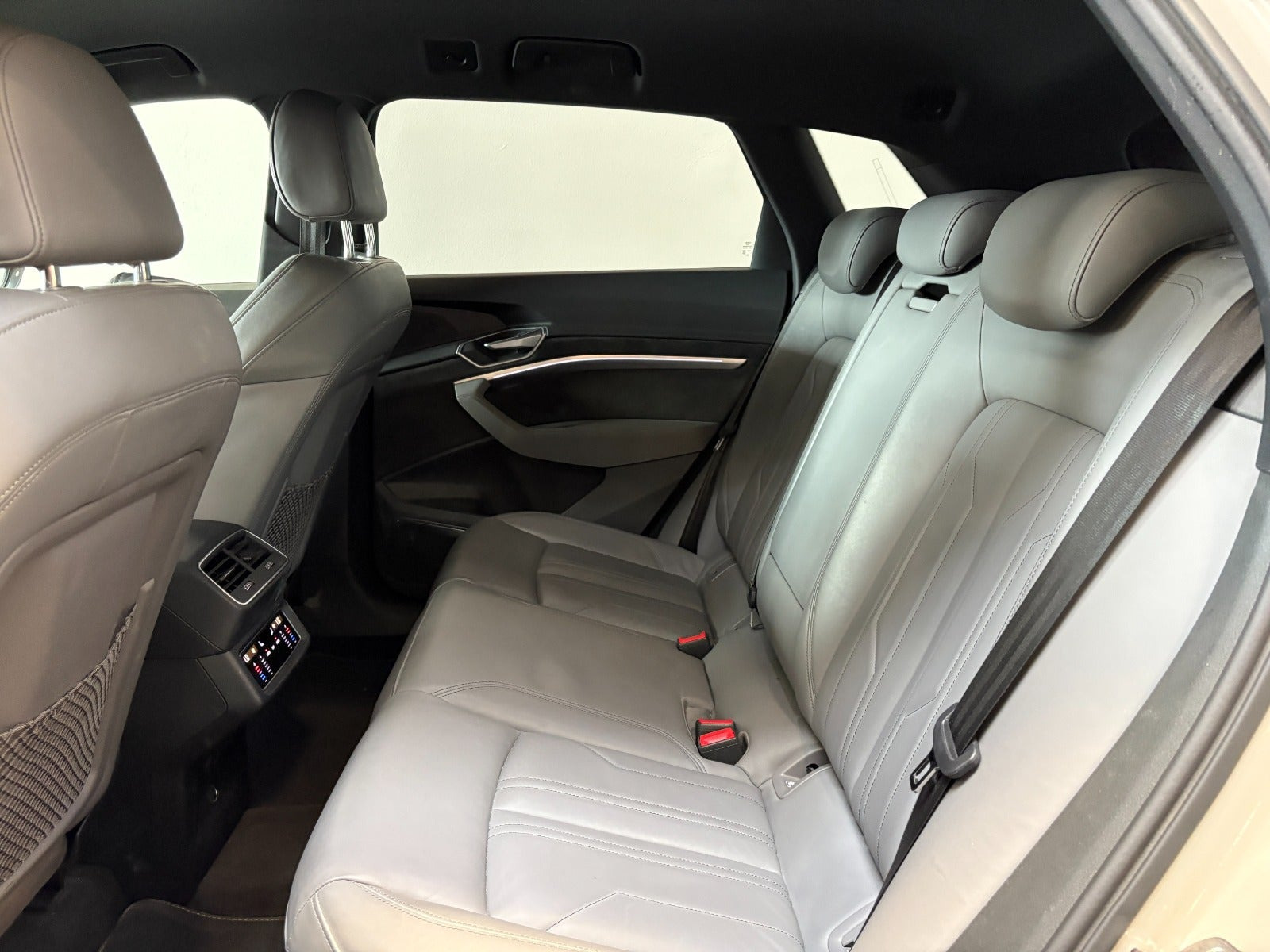 Beige Audi e-tron fra 2021