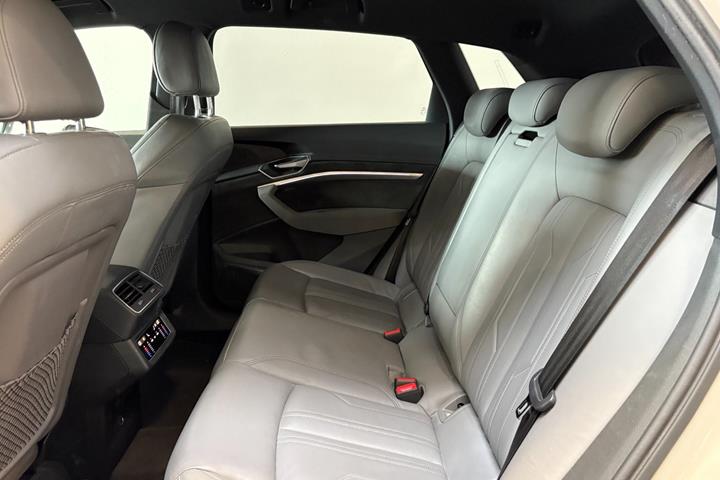 Beige Audi e-tron fra 2021