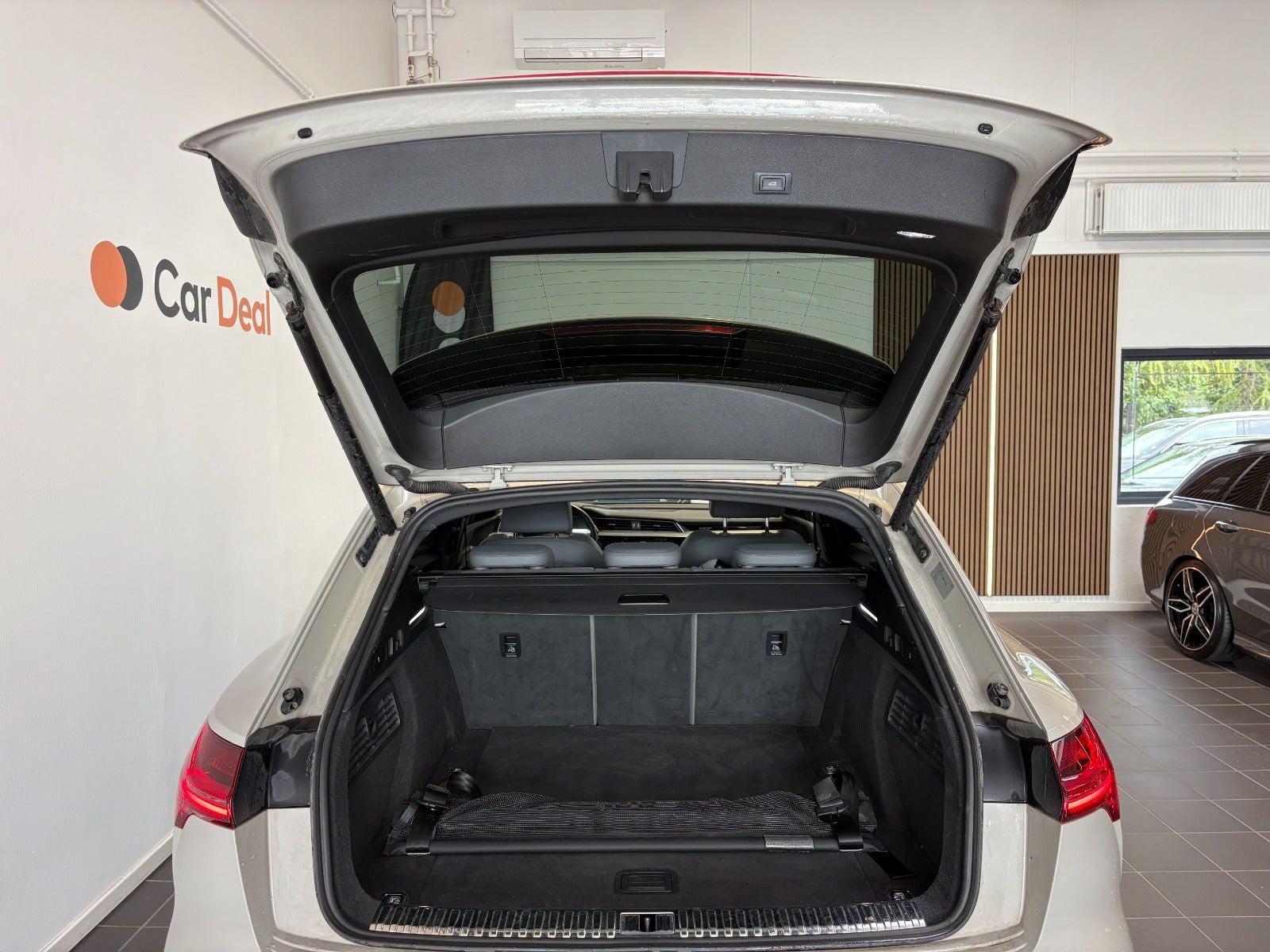 Beige Audi e-tron fra 2021