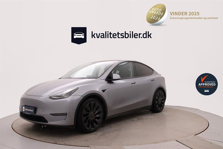 Grå Tesla Model Y fra 2024