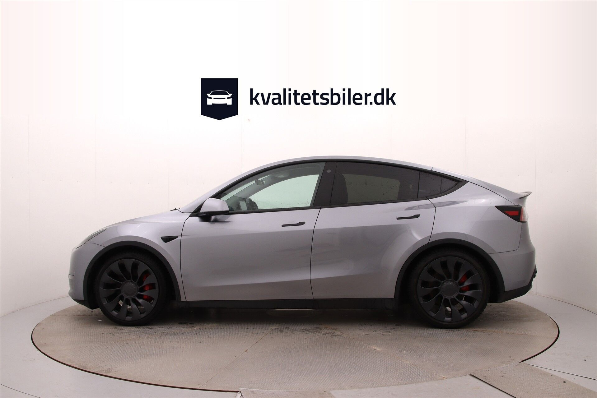 Grå Tesla Model Y fra 2024