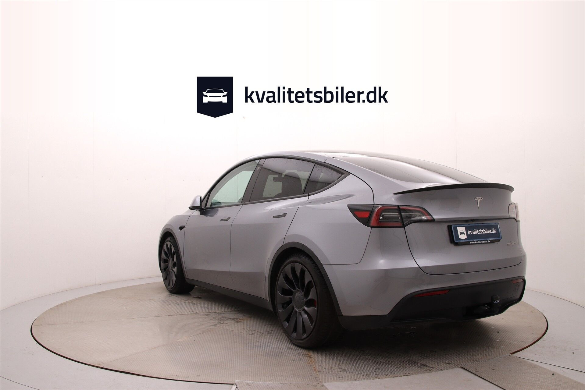 Grå Tesla Model Y fra 2024