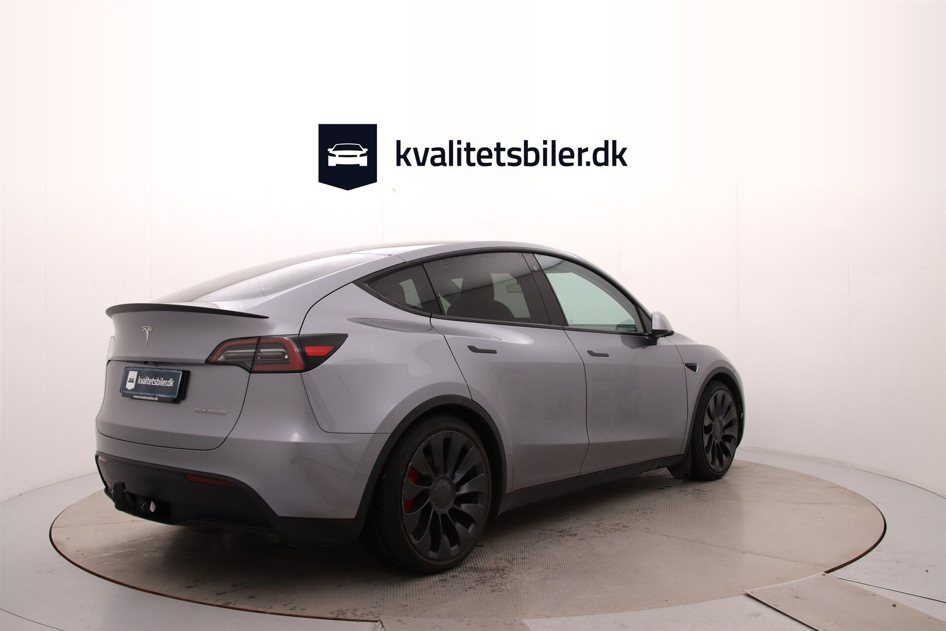 Grå Tesla Model Y fra 2024