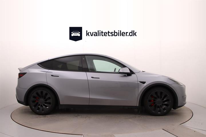 Grå Tesla Model Y fra 2024
