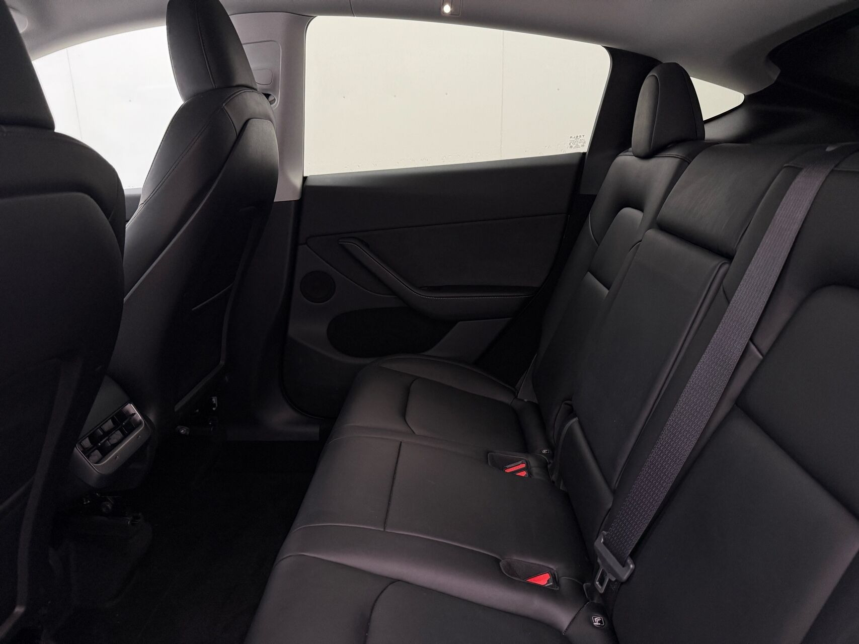 Grå Tesla Model Y fra 2024