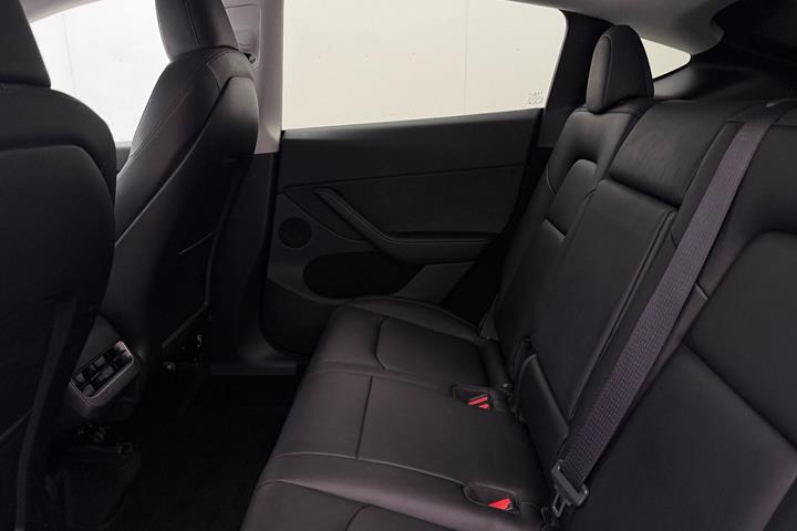 Grå Tesla Model Y fra 2024