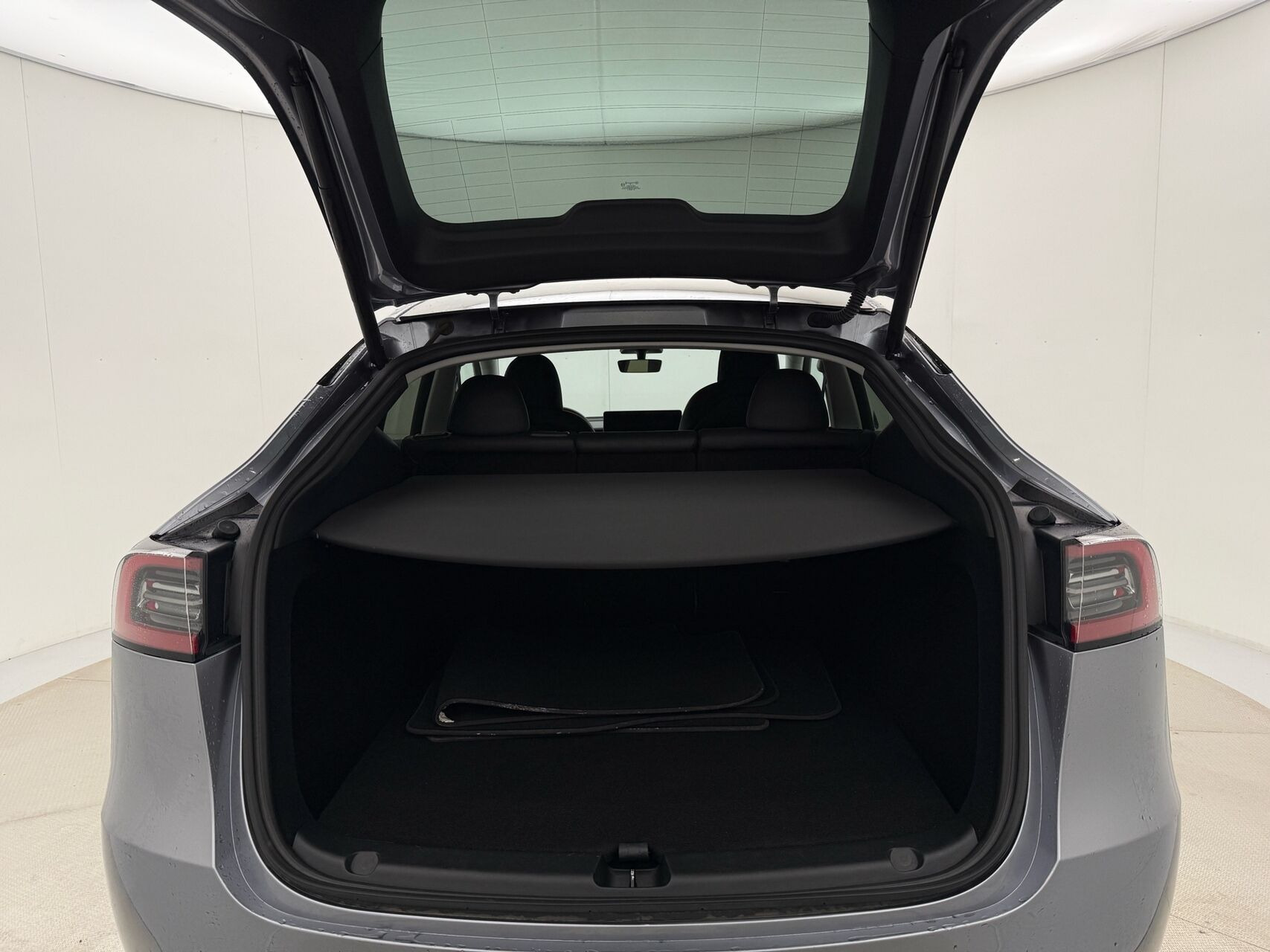 Grå Tesla Model Y fra 2024