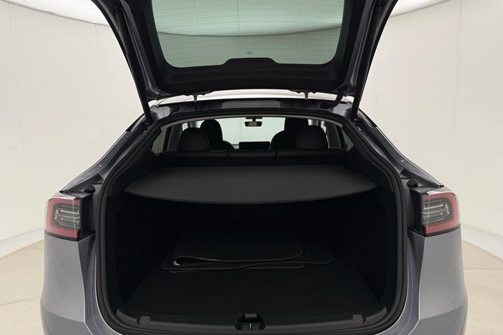 Grå Tesla Model Y fra 2024
