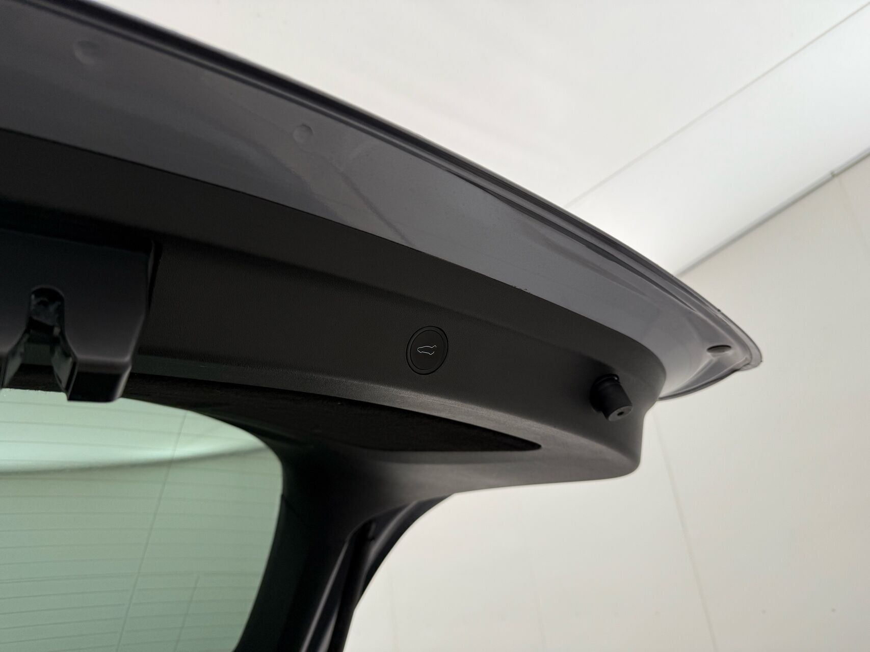 Grå Tesla Model Y fra 2024
