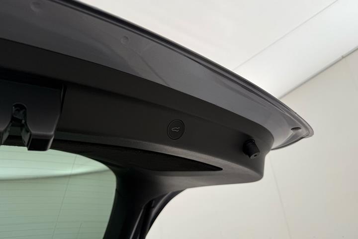 Grå Tesla Model Y fra 2024