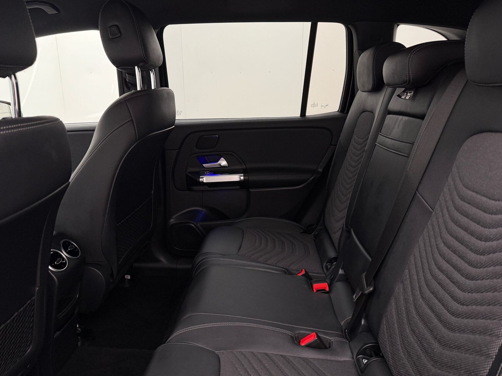 Sort Mercedes EQB350 fra 2023