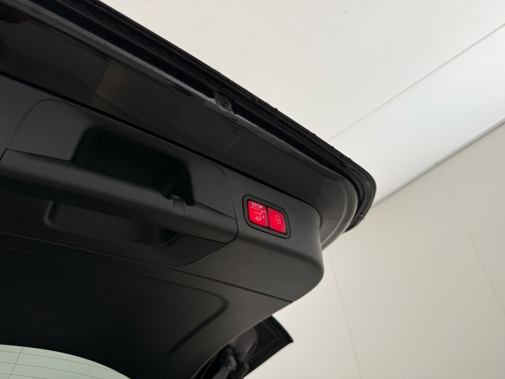 Sort Mercedes EQB350 fra 2023