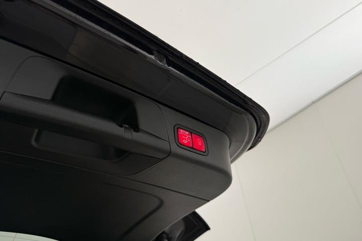 Sort Mercedes EQB350 fra 2023