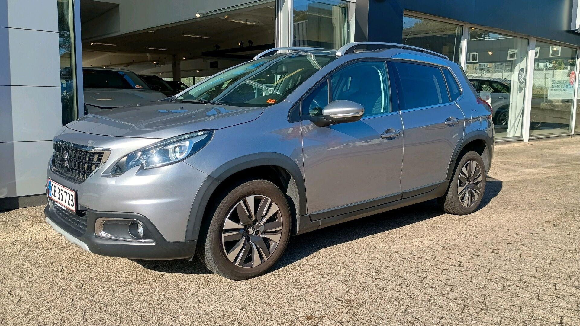 Grå Peugeot 2008 fra 2018