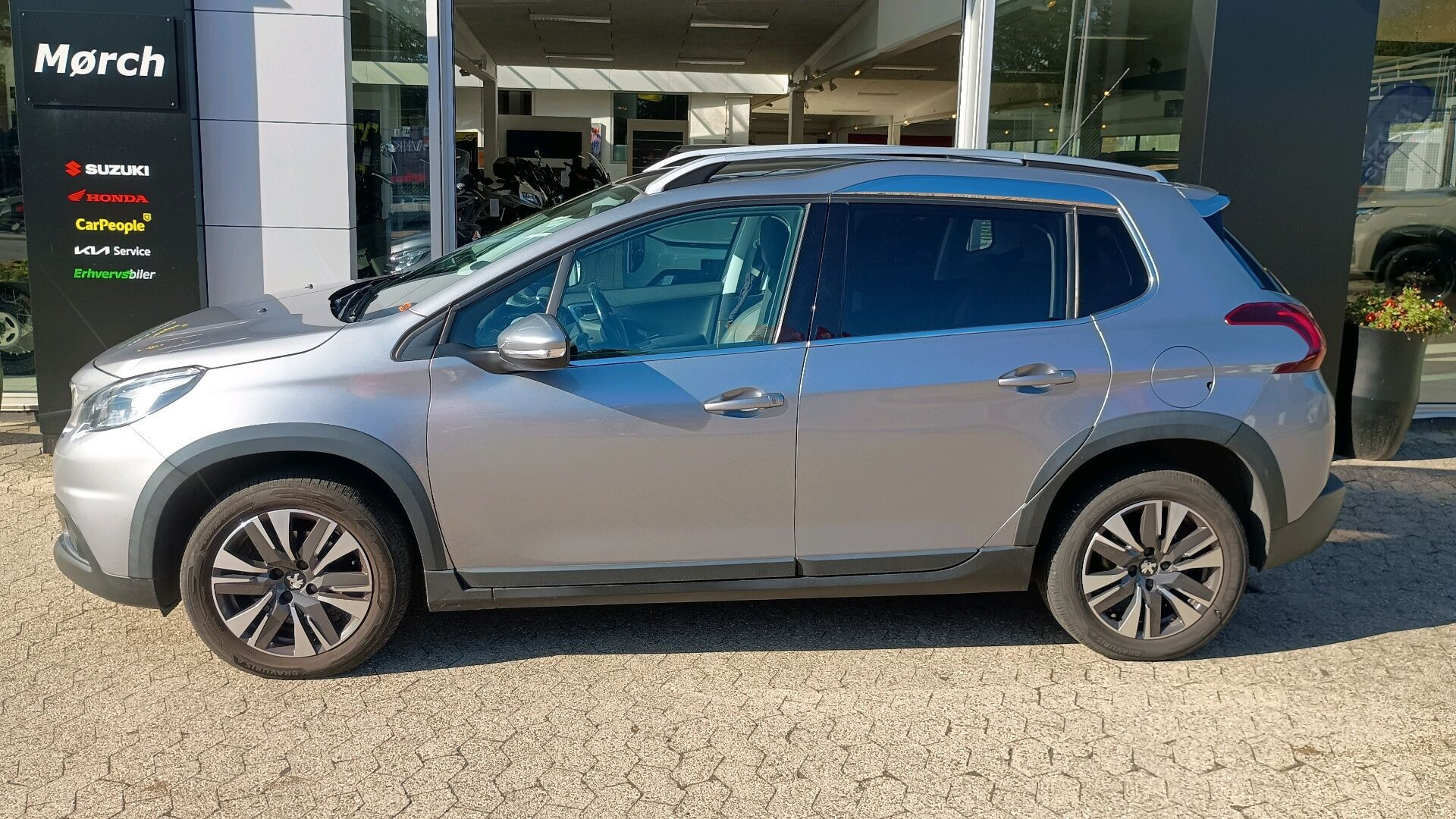 Grå Peugeot 2008 fra 2018