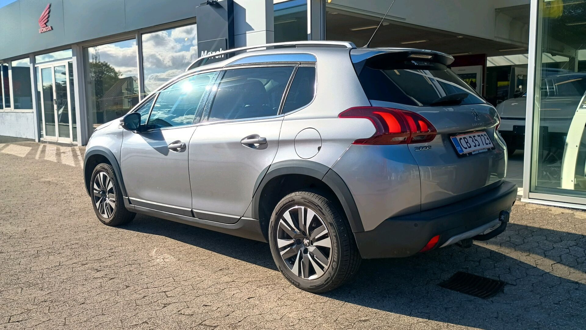 Grå Peugeot 2008 fra 2018