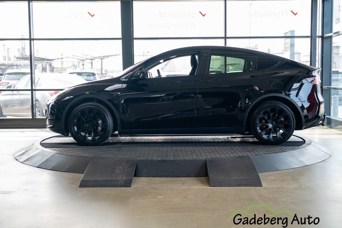 Sort Tesla Model Y fra 2022