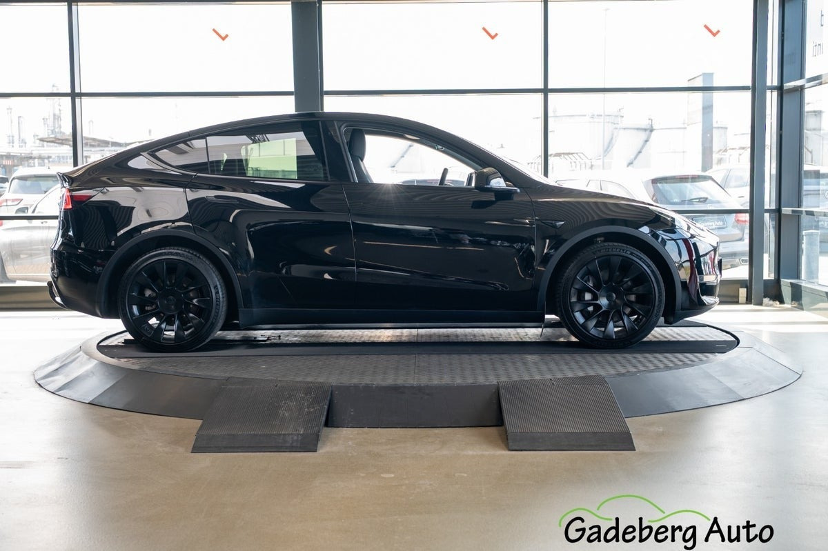 Sort Tesla Model Y fra 2022