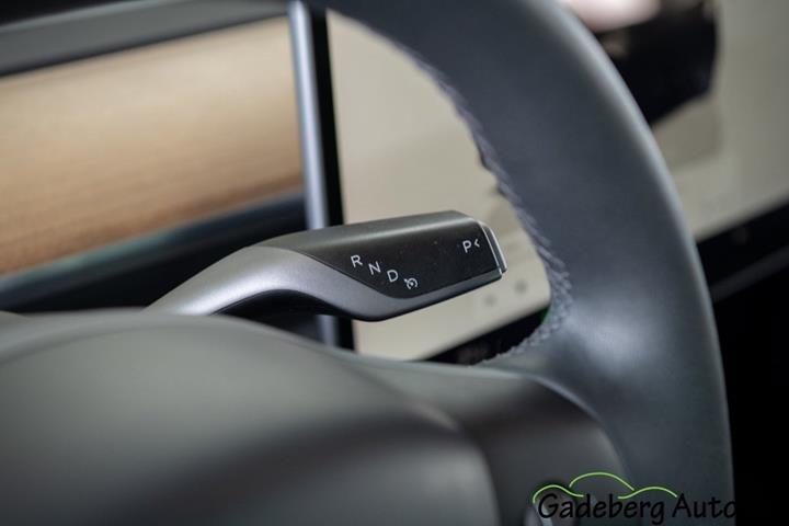 Sort Tesla Model Y fra 2022
