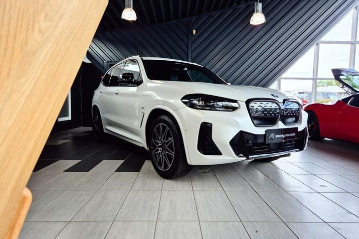 Hvid BMW iX3 fra 2023