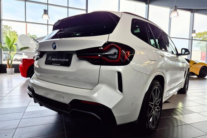 Hvid BMW iX3 fra 2023
