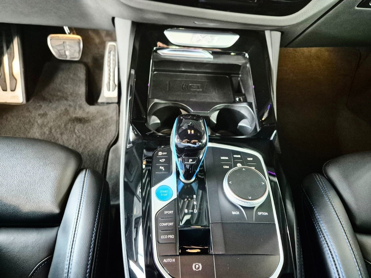 Hvid BMW iX3 fra 2023