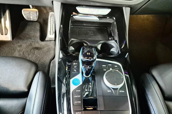 Hvid BMW iX3 fra 2023