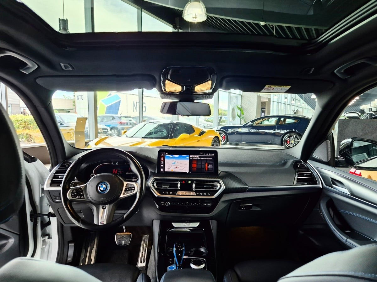 Hvid BMW iX3 fra 2023