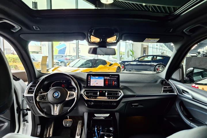 Hvid BMW iX3 fra 2023