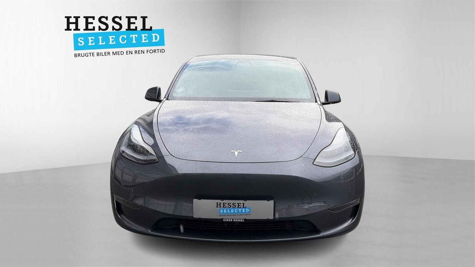 Grå Tesla Model Y fra 2022