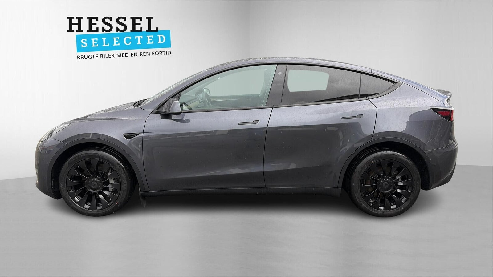 Grå Tesla Model Y fra 2022