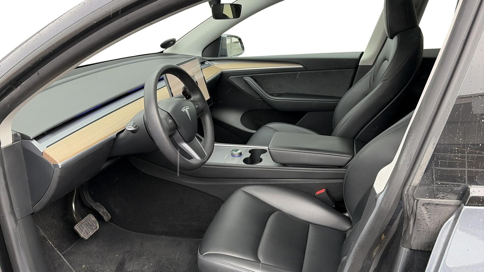 Grå Tesla Model Y fra 2022