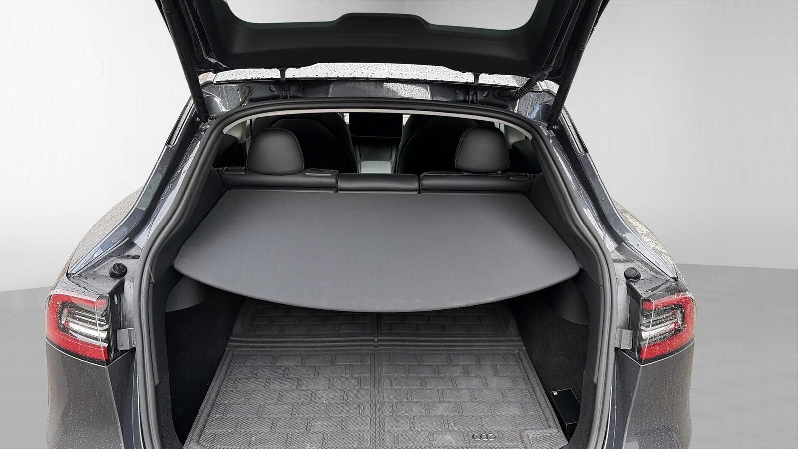 Grå Tesla Model Y fra 2022