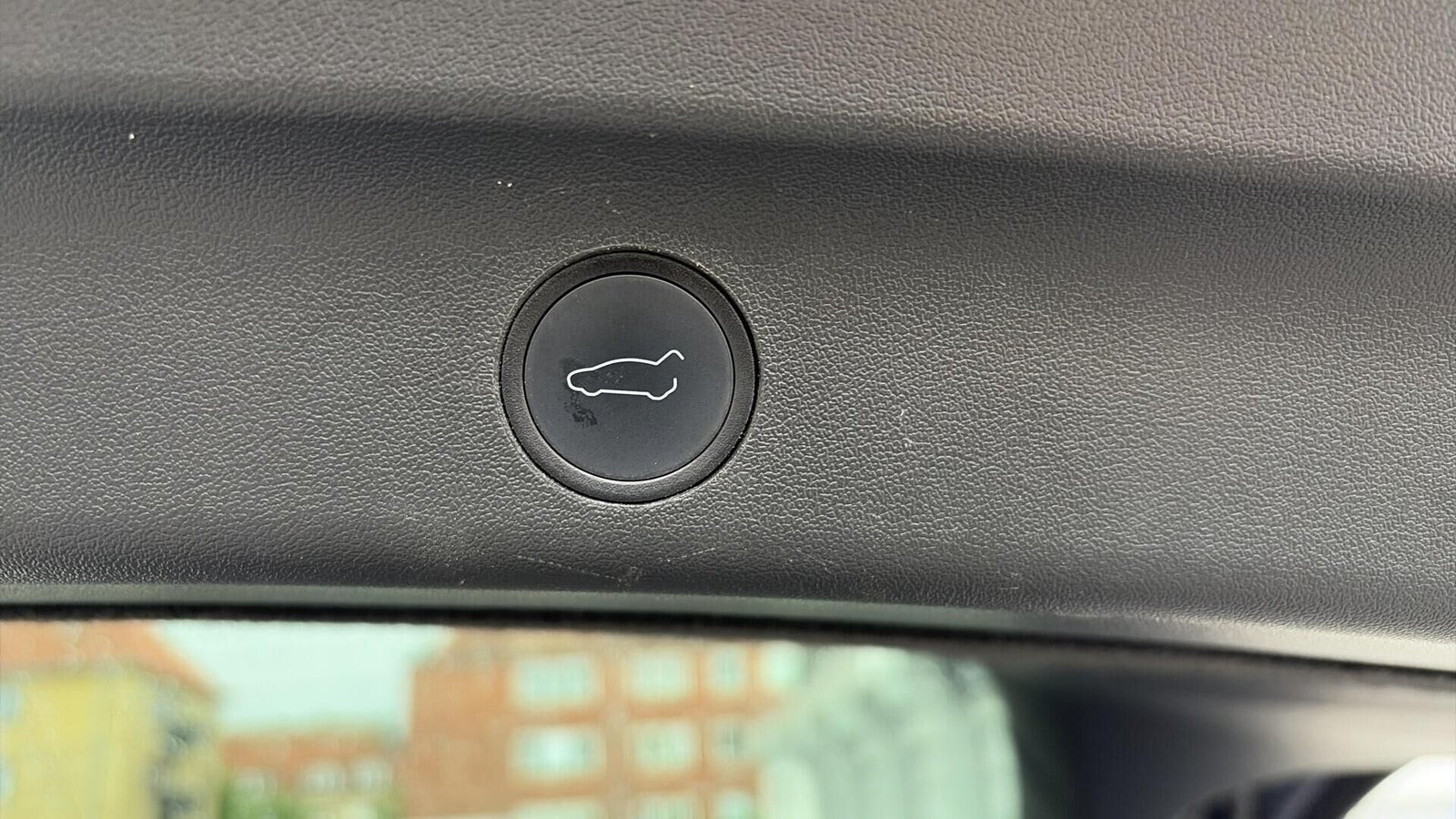 Grå Tesla Model Y fra 2022