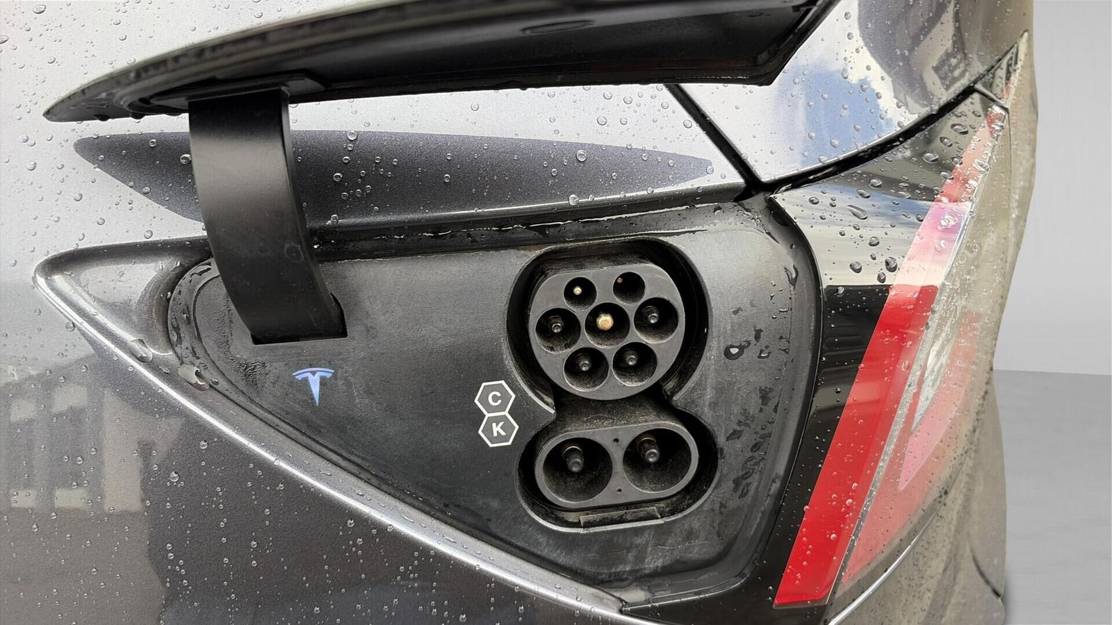 Grå Tesla Model Y fra 2022