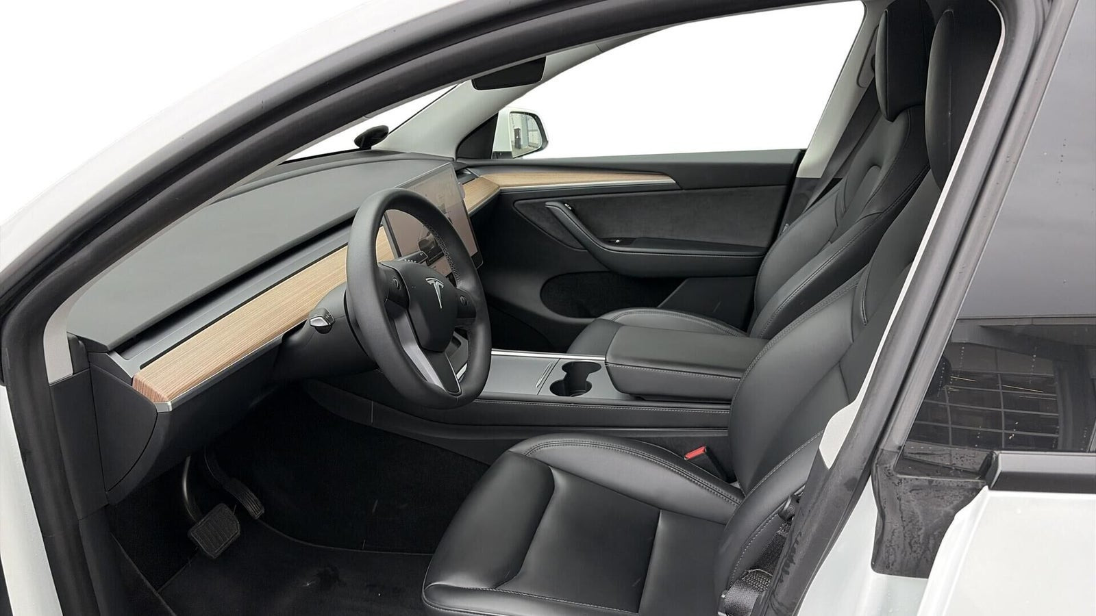 Hvid Tesla Model Y fra 2023