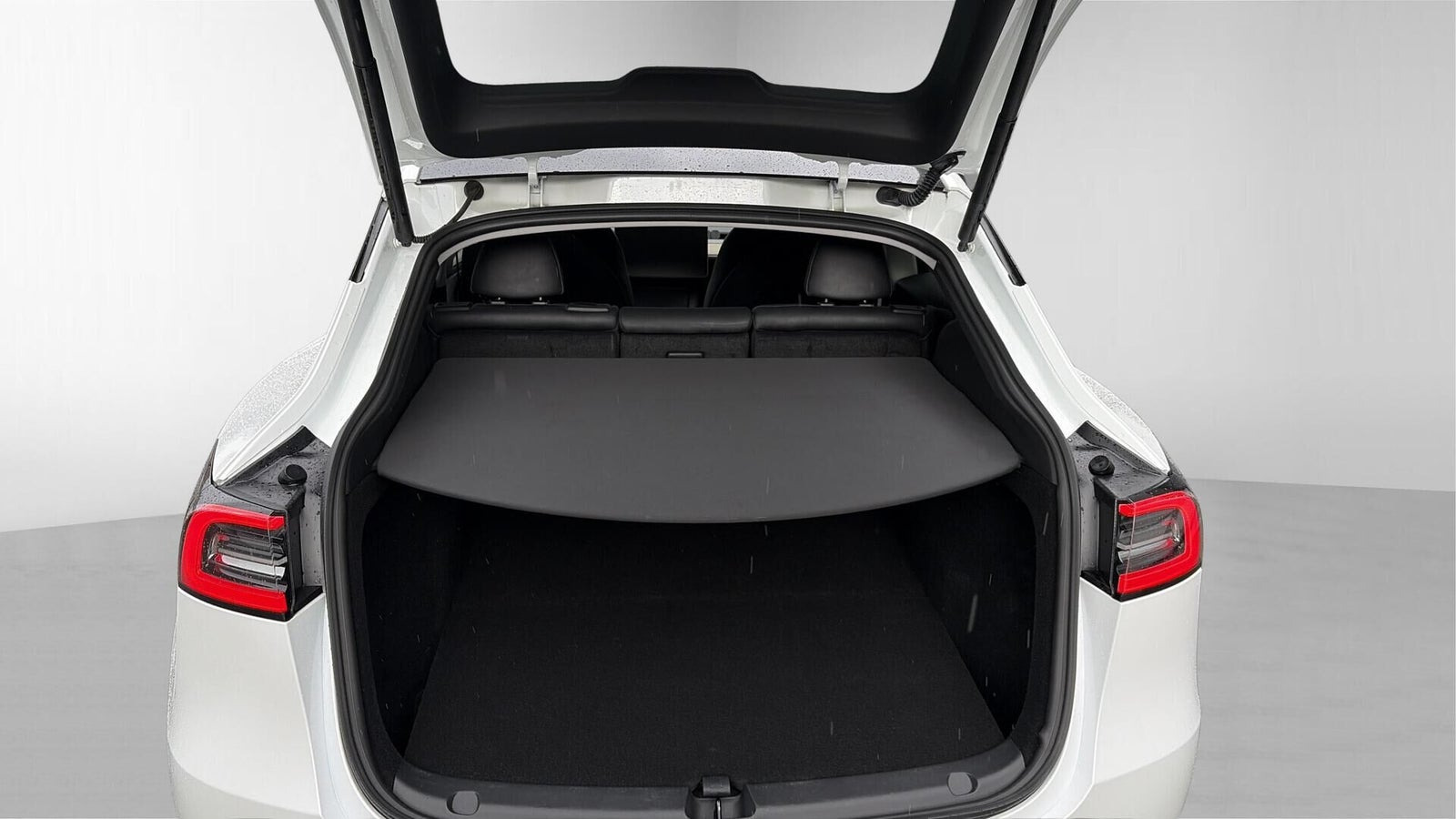 Hvid Tesla Model Y fra 2023