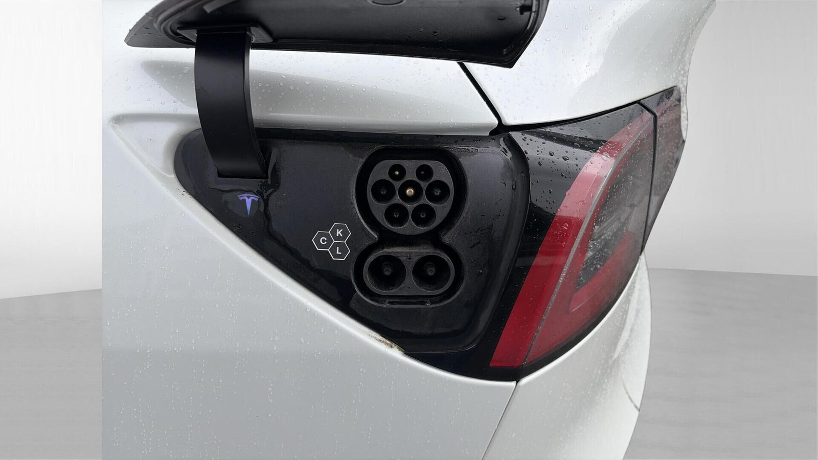 Hvid Tesla Model Y fra 2023