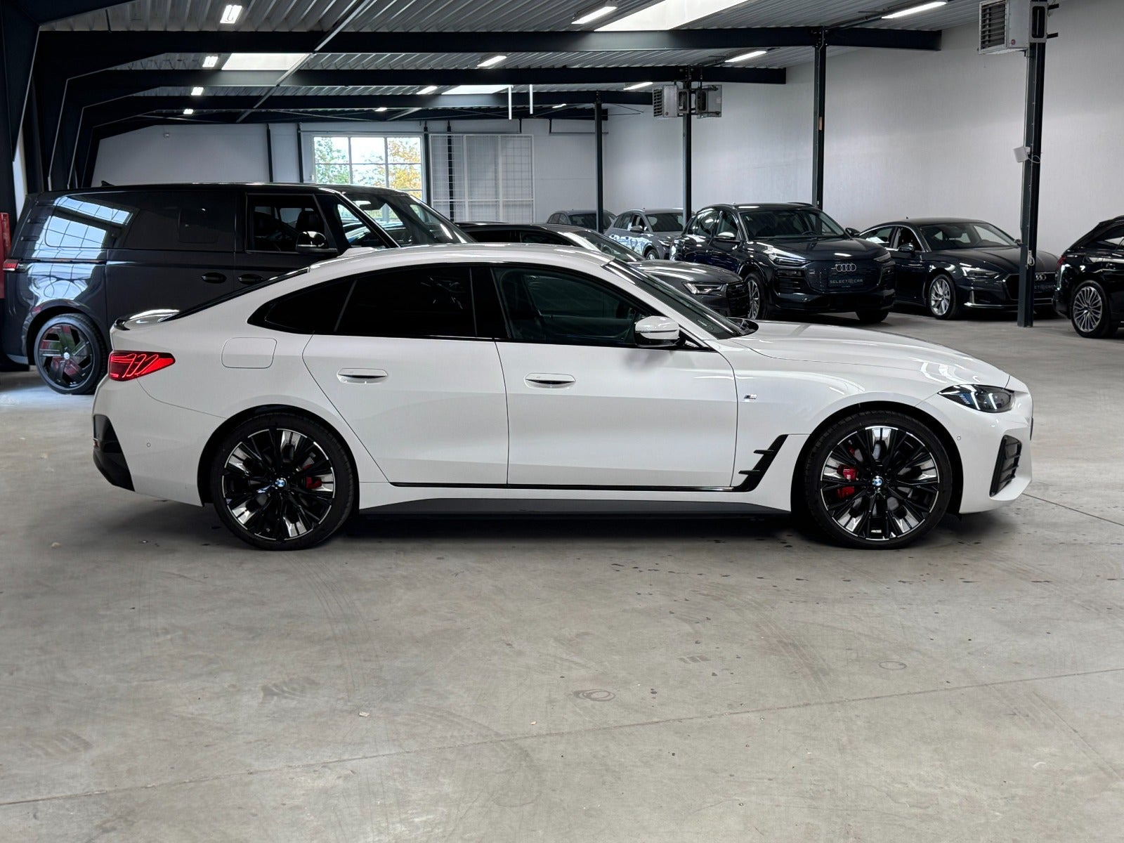 Hvid BMW i4 fra 2026