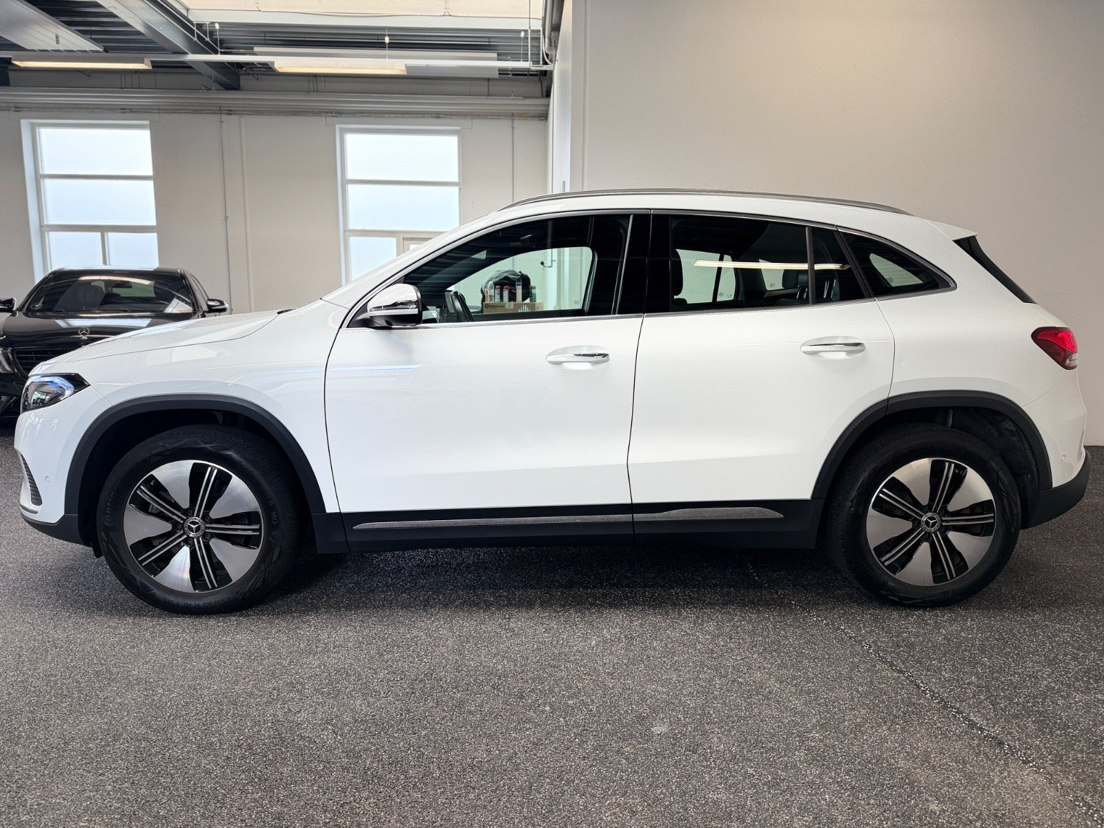 Hvid Mercedes EQA250+ fra 2023