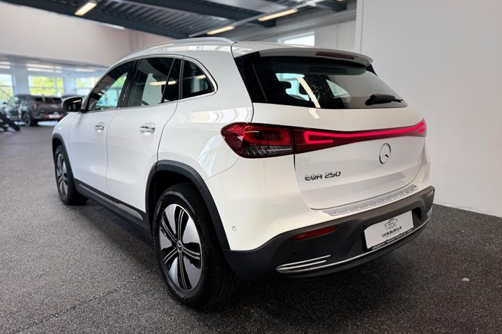 Hvid Mercedes EQA250+ fra 2023
