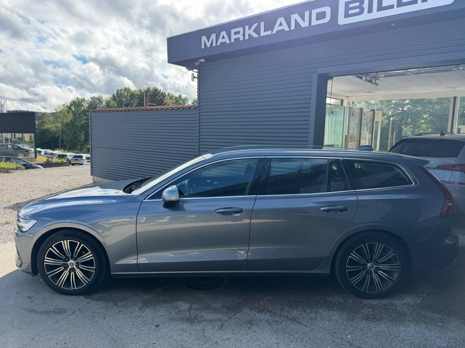 Grå Volvo V60 fra 2019