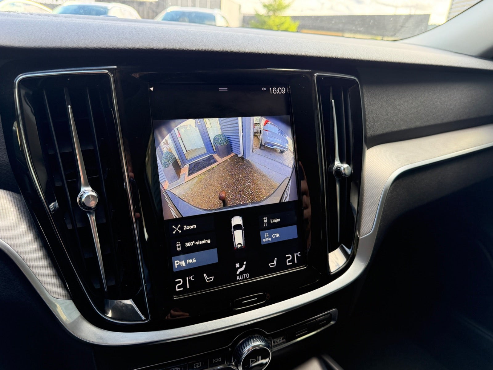 Grå Volvo V60 fra 2019