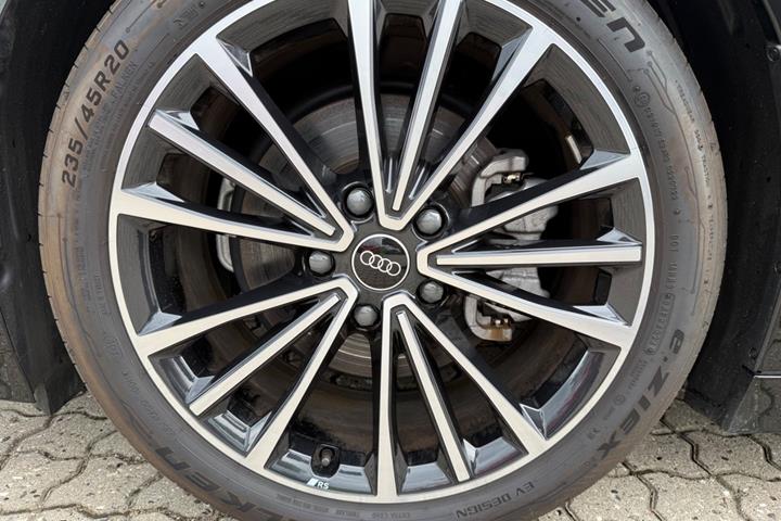 Sort Audi A6 e-tron fra 2025