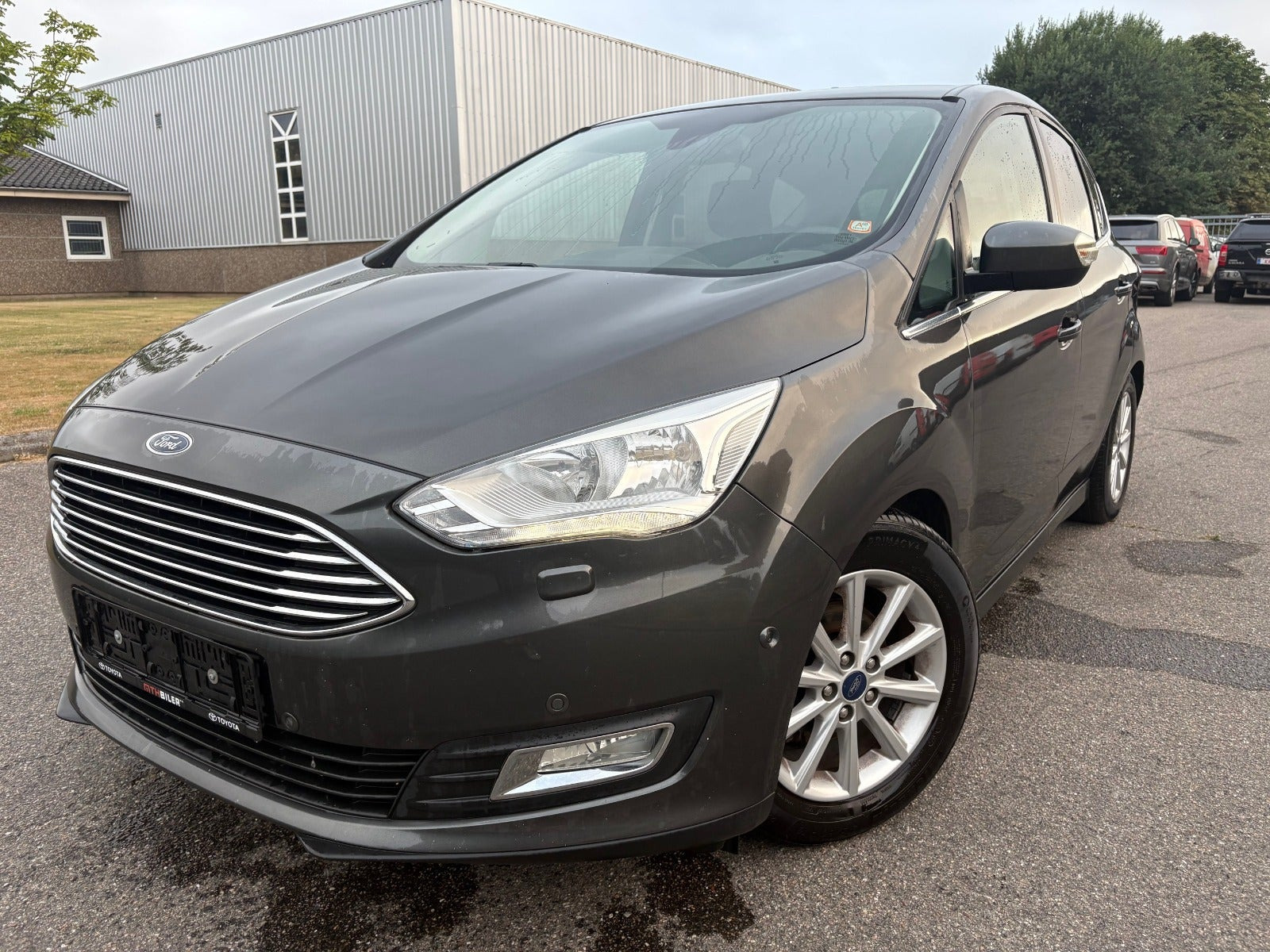 Grå Ford C-MAX fra 2017