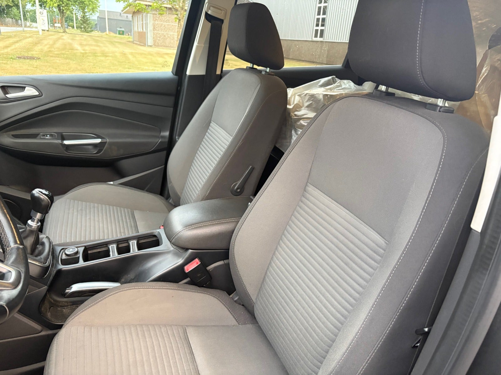 Grå Ford C-MAX fra 2017